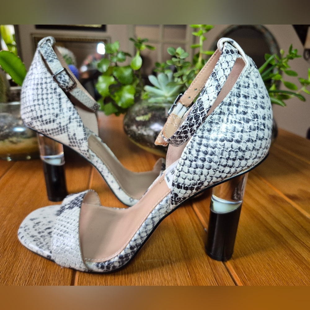 BCBGeneration Lexana Sandals - Size 6